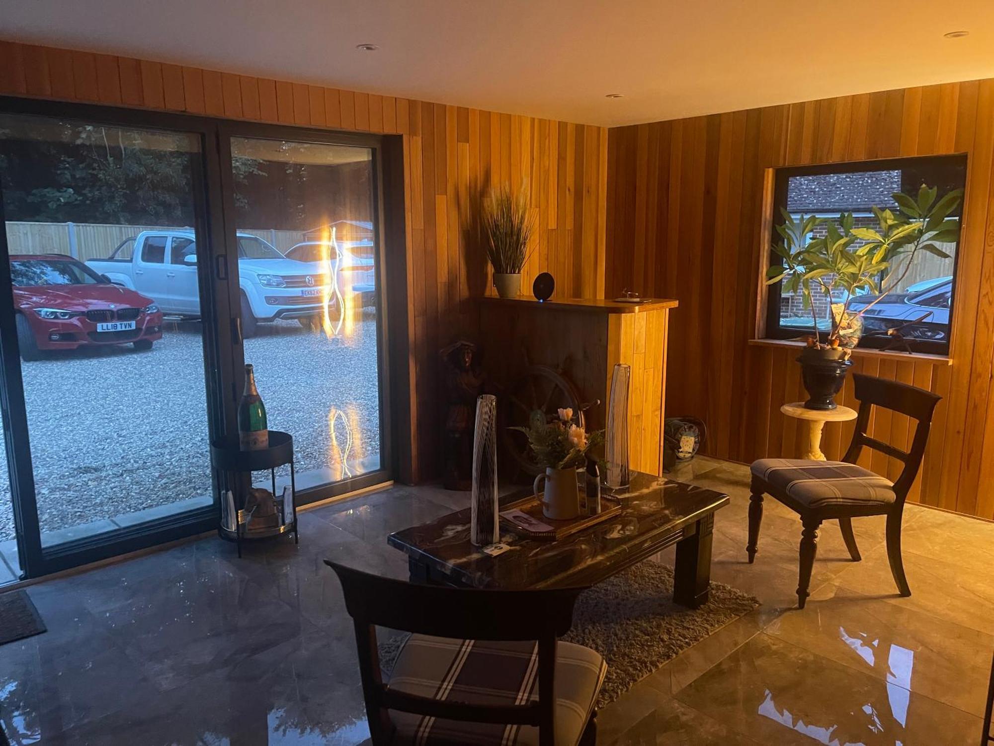 Da Vinci Guest House & Guest Parking, A Real Gem Crawley  Exterior photo